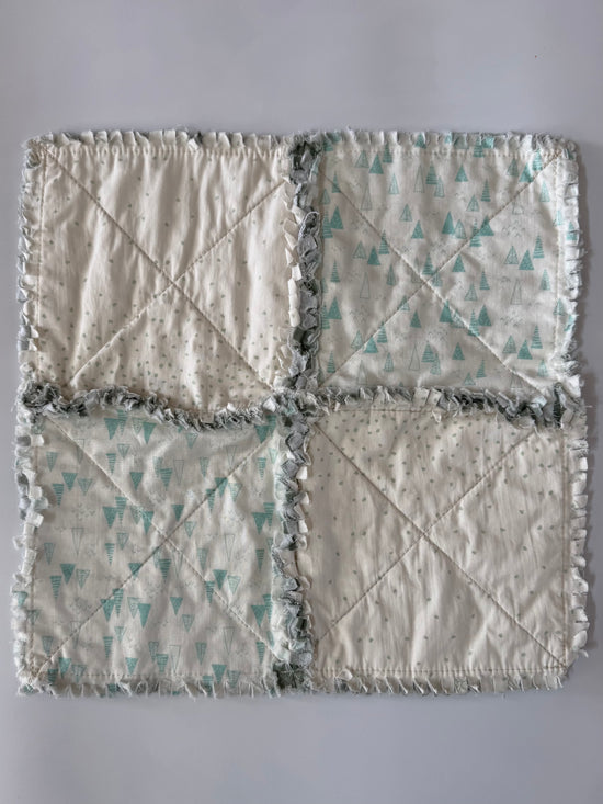 Quilt with geometric pattern on a plain background