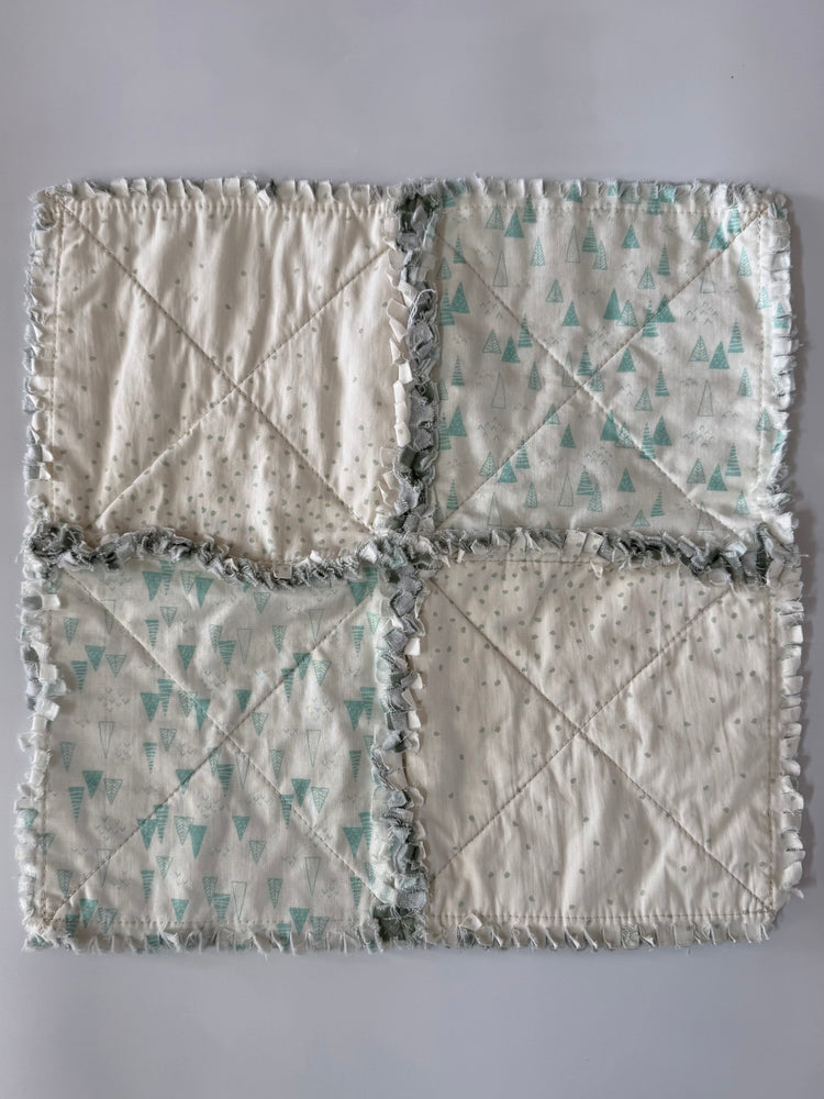 Quilt with geometric pattern on a plain background